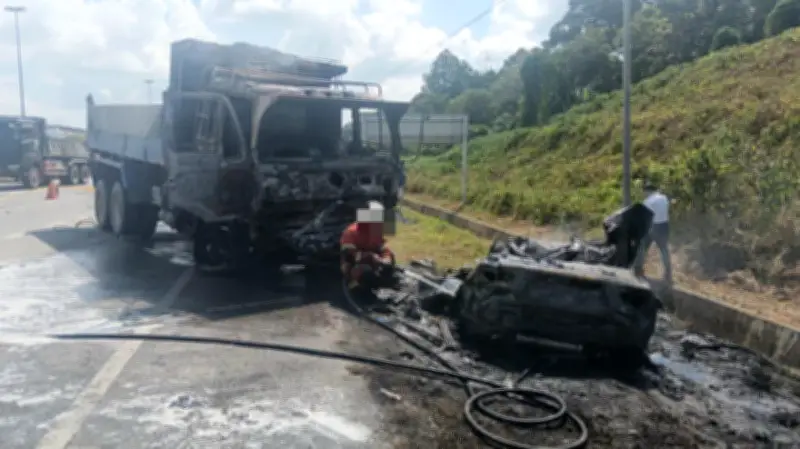 Tukar Lorong Mendadak Disyaki Punca Kemalangan Maut di Miri, Kereta Sukan dan Lori Musnah Terbakar