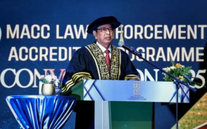 Tumpukan Etika dan Integriti, Bukan Majlis Konvokesyen Megah