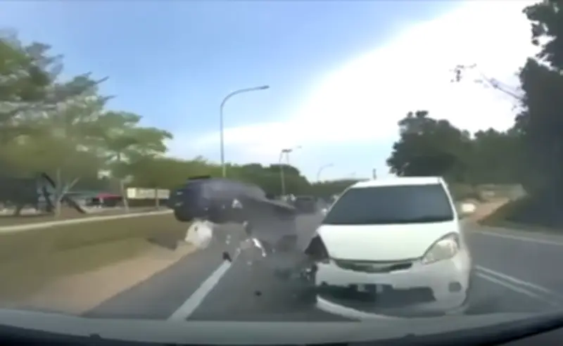 Video Dashcam Viral Rakam Detik Alza Putih Melencong ke Lorong Bertentangan Sebelum Kemalangan Muka ke Muka
