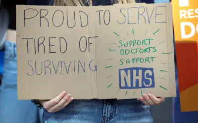 Doktor England Mulai Mogok Enam Hari Selepas Tolak Tawaran Gaji