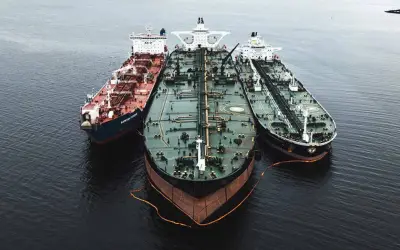 Kapal Tangki Minyak Elak Selat Hormuz Sebelum Sekatan AS Bermula