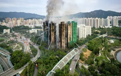 Penduduk Hong Kong Kembali Ke Rumah Yang Musnah Selepas Kebakaran Dahsyat