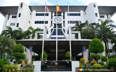 Wanita Diperintah Bayar RM900,000 Kepada Bekas Ibu Mertua