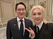 Felix Stray Kids Kongsi Selfie dengan Pengerusi Samsung di Majlis Makan Tengah Hari Macron