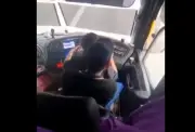 Mantan Pemandu Bas, Teman Wanita Ditahan Selepas Video Viral Wanita Duduk di Ribu Semasa Memandu di PLUS