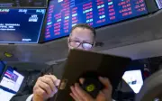 Niaga hadapan Wall Street bercampur apabila lonjakan minyak mengatasi kekuatan pendapatan teknologi