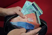 Ringgit Kukuh Menutup Minggu, Mengatasi Dolar AS dan Mata Wang Serantau