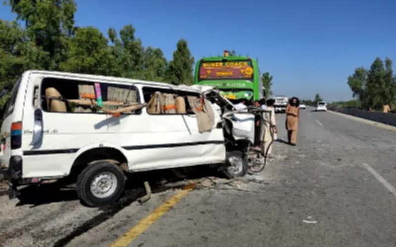 17 maut, 10 cedera di Pakistan apabila van langgar bas parkir