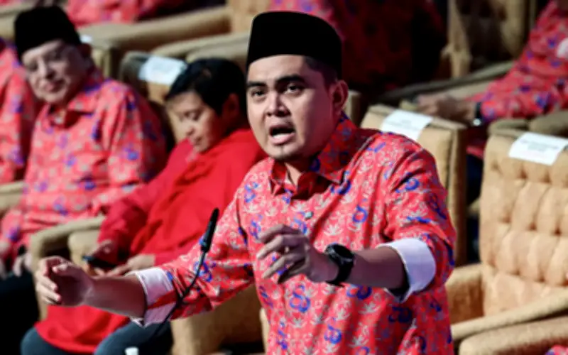 Akmal cabar kerajaan pecat semua menteri Umno jika berani