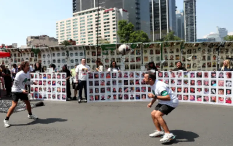 Aktivis kempen untuk orang hilang Mexico berhampiran stadium Piala Dunia