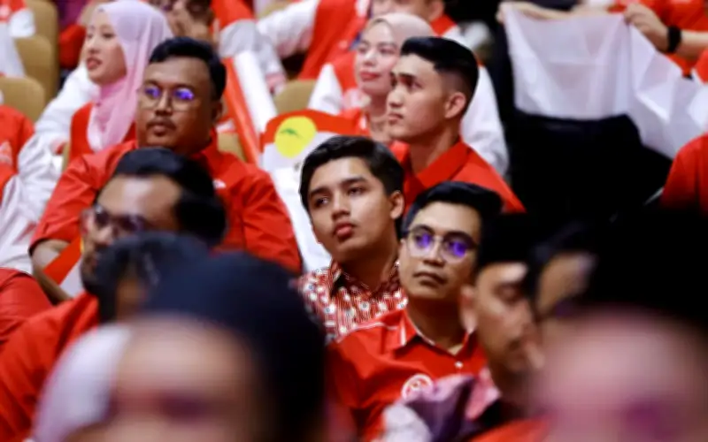 Anak jutawan kosmetik tertarik dengan Umno, hadir 'memerhati'