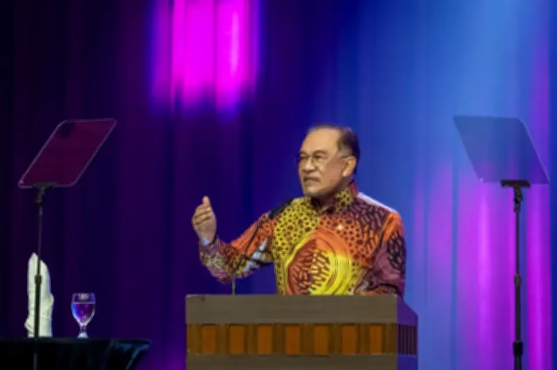 Anwar arah potong sewa premis kerajaan persekutuan bantu peniaga kecil