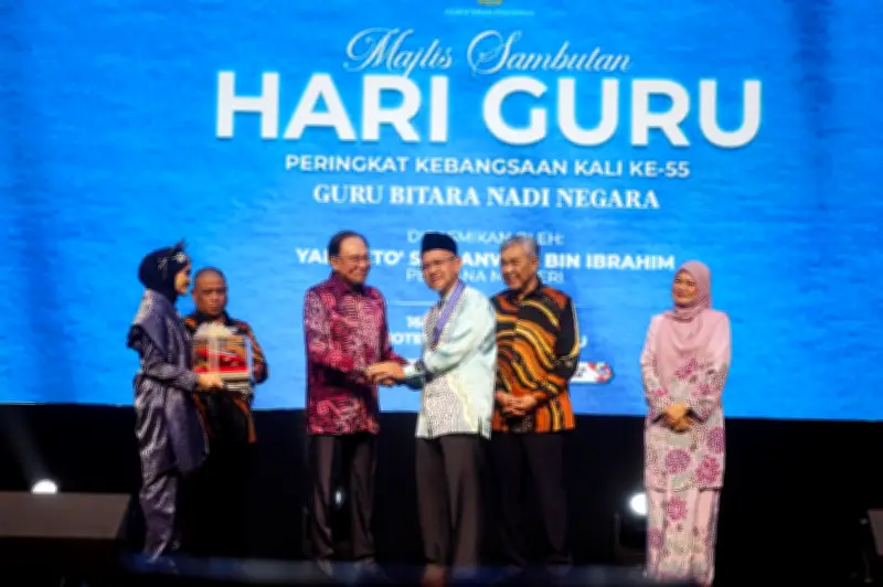 Anwar: Guru perlu terima kritikan positif dan tabah hadapi cabaran