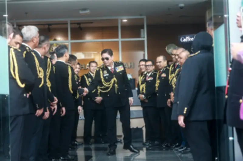Azam Baki ucap selamat tinggal kepada SPRM, terharu dengan sokongan pegawai dan keluarga