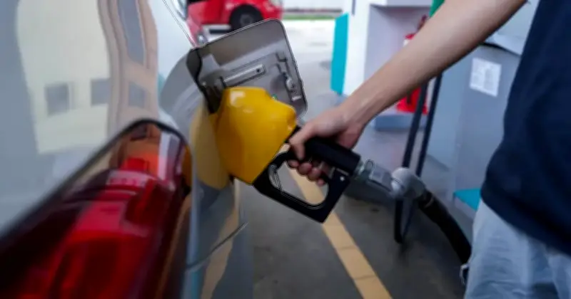 Bekalan minyak Petronas mencukupi hingga akhir Julai, kata Akmal
