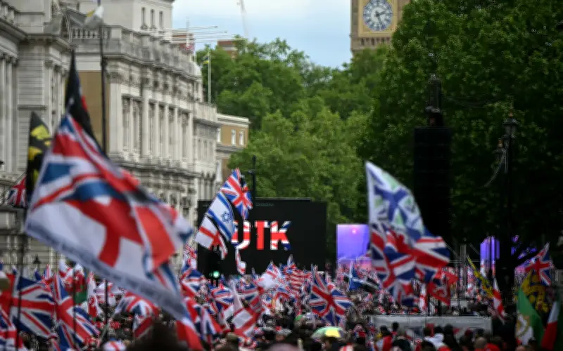 Beribu-ribu tunjuk perasaan di London dalam dua perhimpunan berasingan