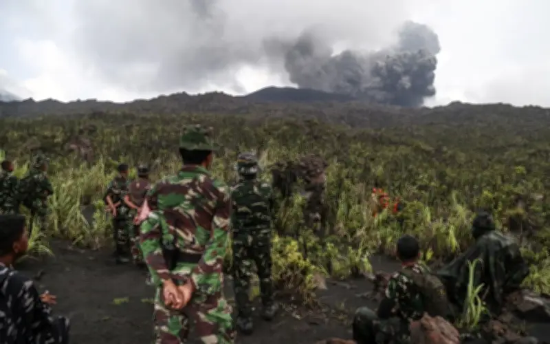 Carian dua rakyat Singapura di Gunung Dukono terhalang letusan dan hujan