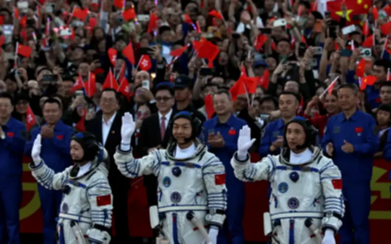 China lancar misi angkasa 3 anak kapal ke arah sasar bulan