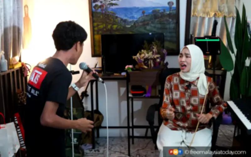 'Cikgu Rotan' lawan kanser dengan semangat kental dan kelas vokal