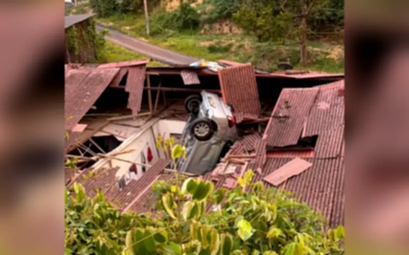 Dua cedera apabila kereta terbabas atas bumbung rumah