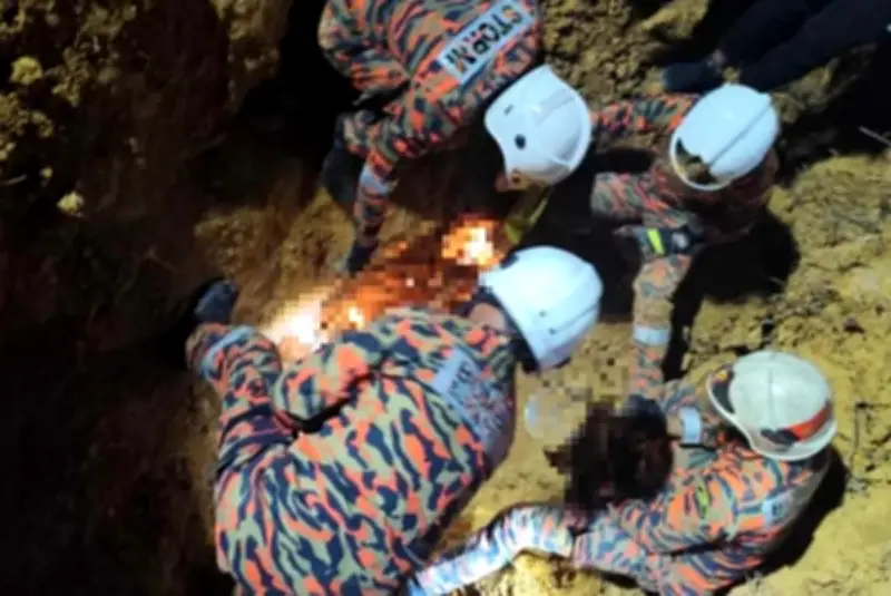 Dua maut tebatan tebing sungai ketika cari emas di Jeli