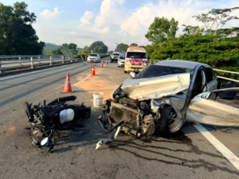 Dua penyelia maut tercampak dari kereta dalam nahas libatkan lima kenderaan