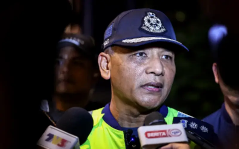 Dua rakan sekerja maut kereta terbabas dan terbakar di Jalan Sungai Besi
