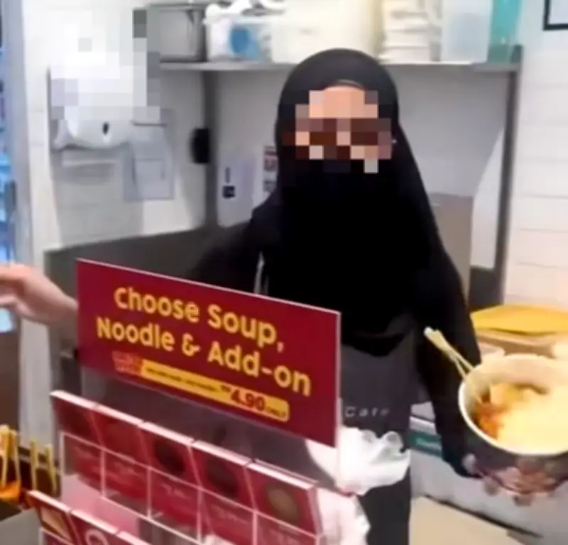FamilyMart Malaysia gantung pekerja atas insiden baling sup pada penghantar