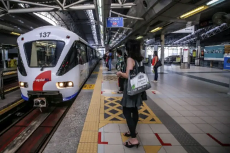Gangguan LRT Laluan Kelana Jaya waktu puncak akibat kereta api rosak