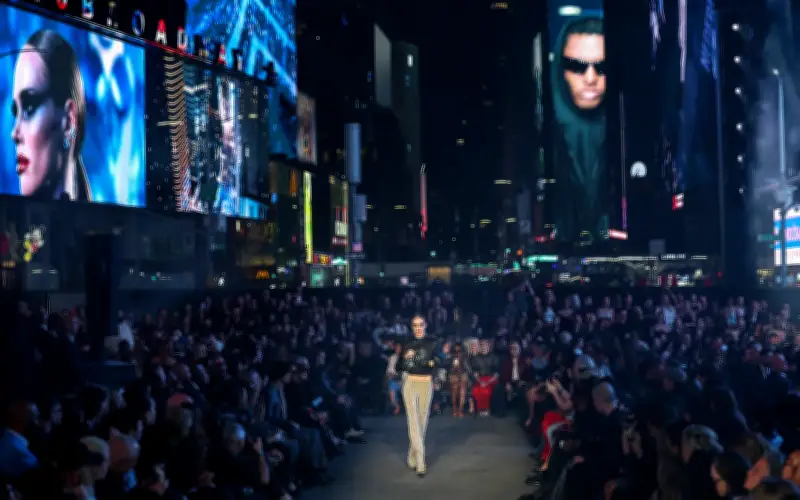 Gucci Ambil Alih Times Square New York untuk Peragaan Fesyen