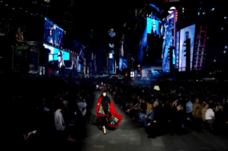 Gucci di Times Square: Demna Pamerkan Koleksi Cruise yang Mewah