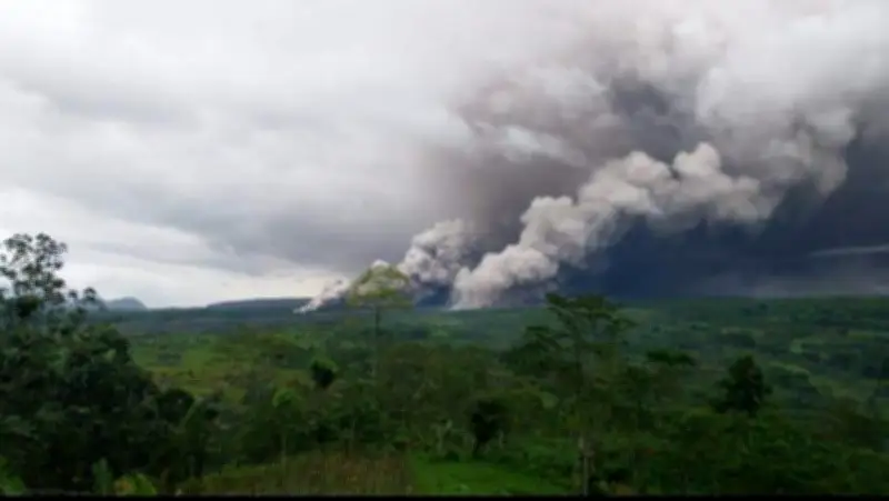 Gunung Semeru kekal status waspada selepas beberapa kali letusan