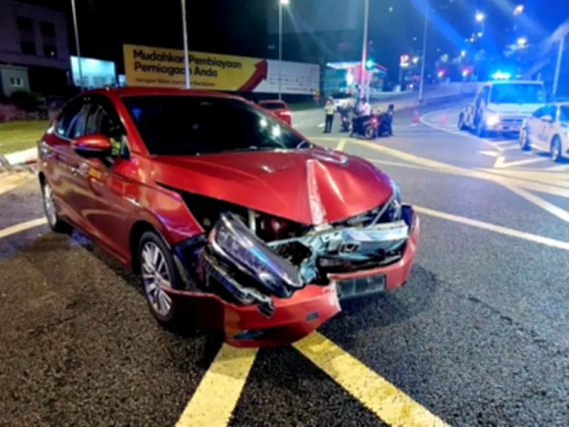 Honda City rempuh papan tanda selepas dikejar polis di Lebuhraya Sprint