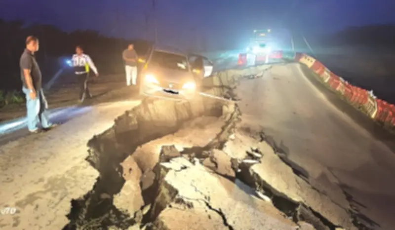 Jalan Sandakan-Lahad Datu runtuh, pemandu cedera ringan