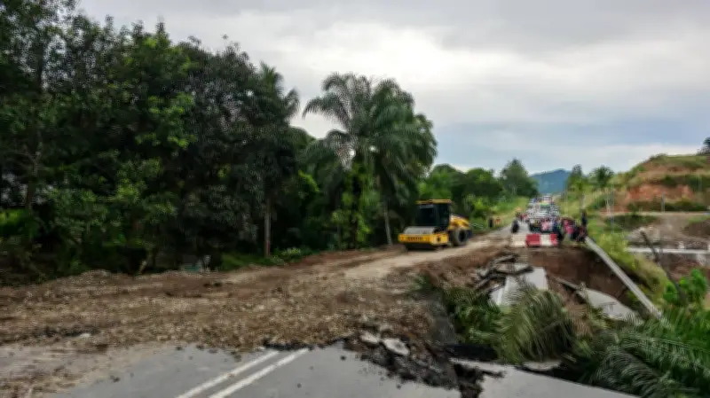 Jalan Silam runtuh, laluan Lahad Datu-Tawau terputus, kerja lencongan dijalankan
