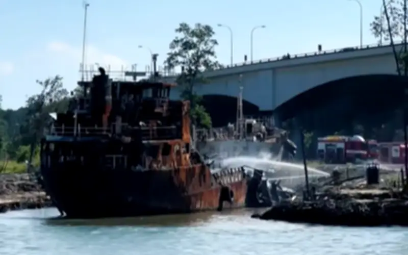 Kapal hantu meletup terbakar tiga pekerja nyaris maut di Kemaman