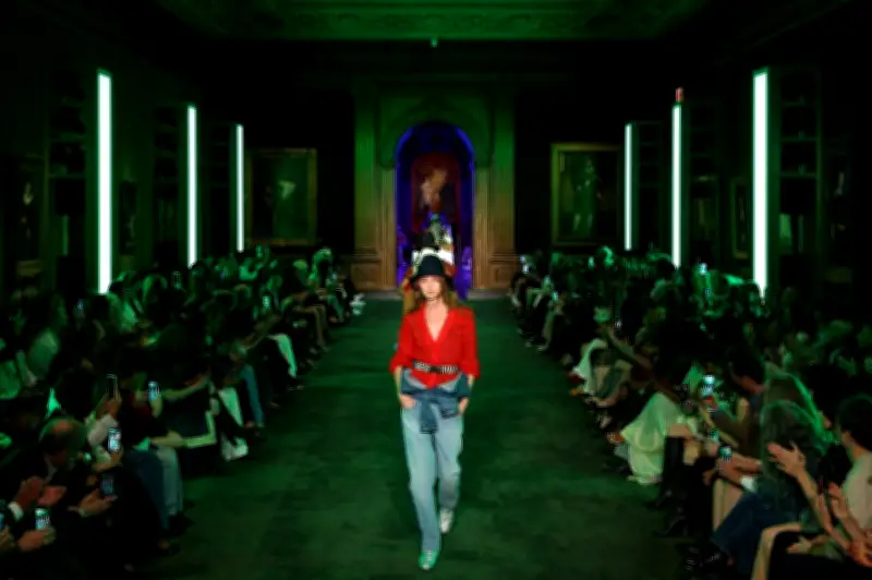 Louis Vuitton Gabung Kulit Biker, Ruffles dan Pop Art di New York