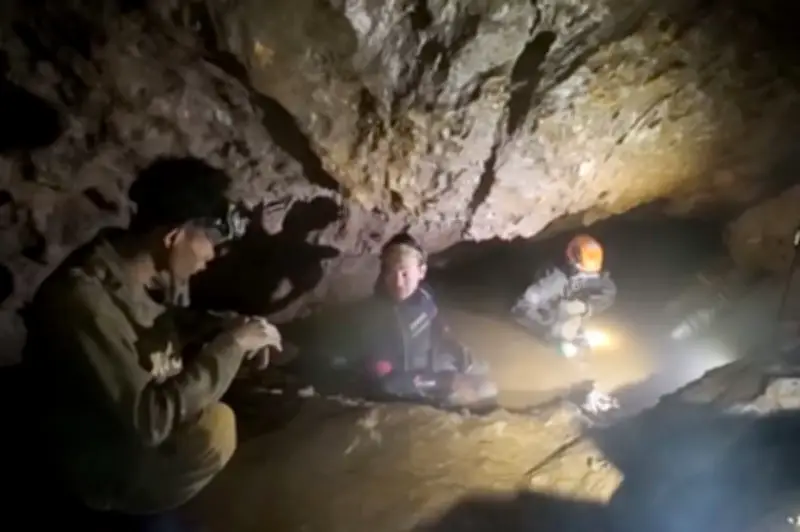 Mangsa selamat nasihat penyelamat dalam misi cari dua lagi terperangkap di gua Laos