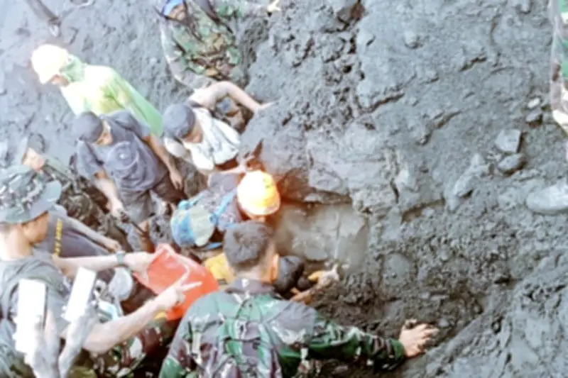Mayat Pendaki Singapura Korban Letusan Gunung Dukono Berjaya Dikeluarkan
