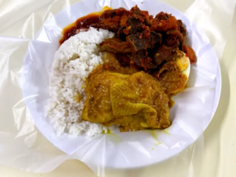 Nasi Lemak Pak Din: Sarapan Legasi 40 Tahun di Seksyen 17
