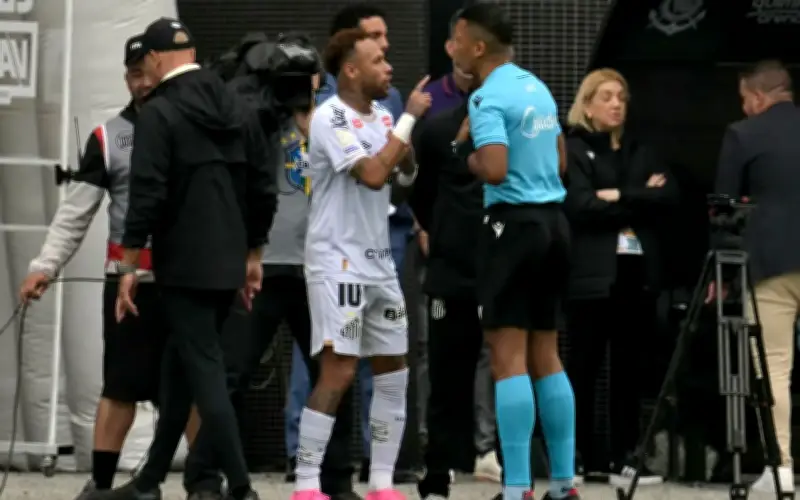 Neymar mengamuk kerana kesilapan pengadil, Santos tewas