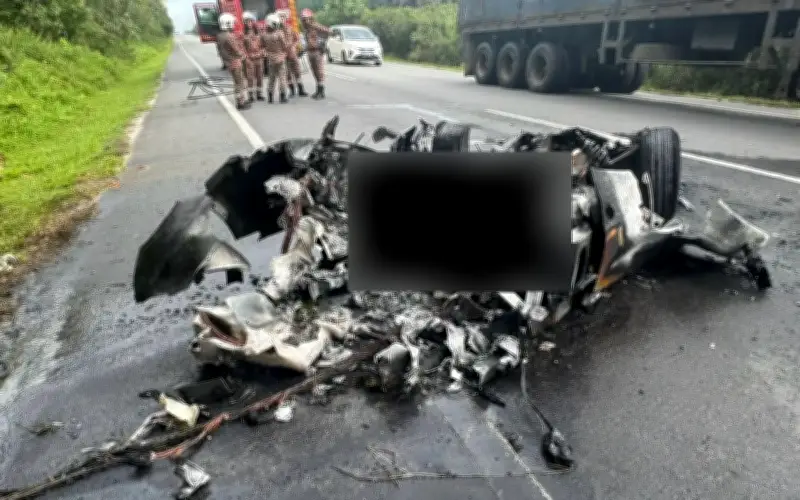 Pasangan Singapura Maut Selepas Ferrari Terbabas dan Terbakar