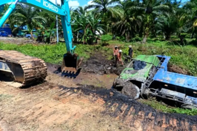 Pemandu Lori Maut Tertimbus Lumpur Selepas Lori Terbalik di Sebuyau
