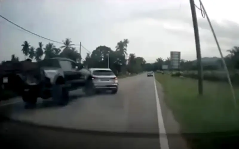 Pembeli Pura-pura di Tampin Lari Dengan Ford Ranger RM100,000, Rempuh SUV