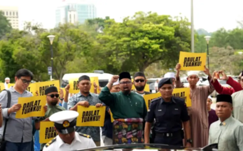 Pemuda PAS Selangor himpun, laung 'Daulat Tuanku' di hadapan Sultan