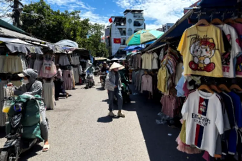 Peniaga barang tiruan di Hanoi kekal berniaga walaupun ditekan