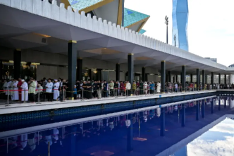 PM Anwar dan Dr Wan Azizah tunaikan solat Aidiladha di Masjid Putra bersama 10,000 jemaah