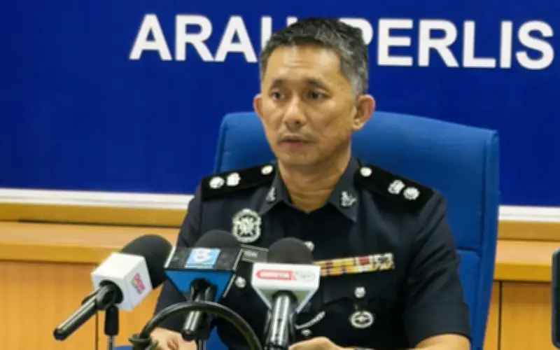 Polis buru warga asing masuk sekolah, cium murid di Arau