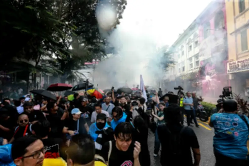 Polis Tangkap Empat Lelaki Bunyikan Mercun di Perhimpunan Tangkap Azam Baki