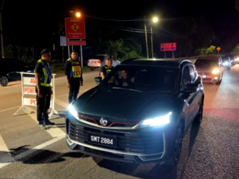Polis tingkat rondaan dan sekatan jalan di Durian Tunggal susulan rompakan bersenjata